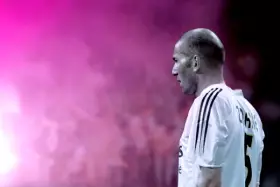 Zin�dine Zidane vor pinkem Nebel