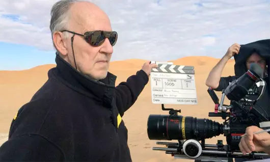 Werner Herzog beim Dreh in der wste