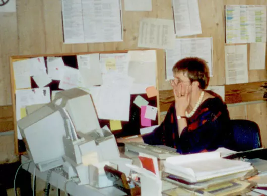 Ulla We�ler im B�ro