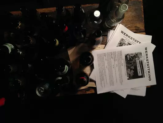 Handzettel des Werksttkinos auf Biertisch
