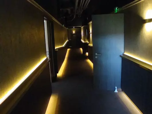 Langer Gang zwischen den Kinos�len