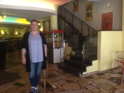 Alexandra Gmell im Kinofoyer