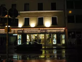 Fassade Gabriel-Kino bei Nacht