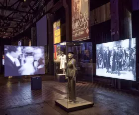 Blick in die Ausstellung mit einem Kost�m von Marlene Dietrich