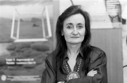 Gudrun Geyer vor Plakaten