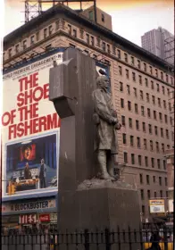 Werbung fr Shoes of the Fischer am Duffy Square, New York City, 1968