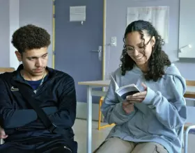 Écrire la vie. Annie Ernaux racontée par des lycéennes et des lycéens (Foto: DOK Leipzig · Claire Simon) Écrire la vie. Annie Ernaux racontée par des lycéennes et des lycéens