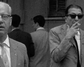 Bajo las banderas, el sol