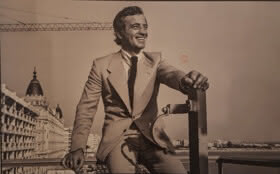 Plakat in Cannes mit Belmondo