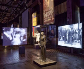 Blick in die Ausstellung mit einem Kostm von Marlene Dietrich