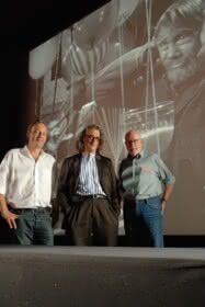 Michael Althen, Wim Wenders, Helmut Prinzler vor der Kinoleinwand
