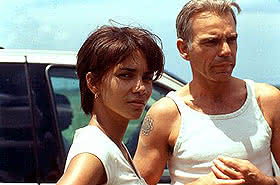 Halle Berry und Billy Bob Thornton in MONSTER'S BALL