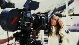 Michael Herbig im Indianerkostm hinter der Kamera