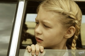 Stephanie (Ryan Simpkins) blickt aus dem Autofenster