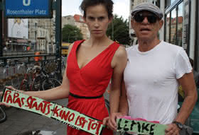 Klaus Lemke mit Schild Papas Staats-Kino ist tot