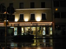 Fassade Gabriel-Kino bei Nacht