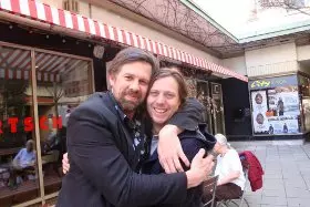 Johan Heldenbergh und Felix Van Groeningen im Innenhof des City-Kinos