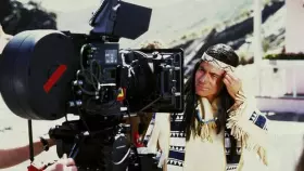 Michael Herbig im Indianerkost�m hinter der Kamera