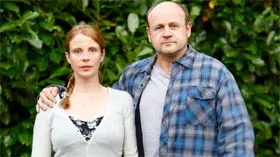 Julia J�ger und Oliver Stokowski als Ehepaar Brunner