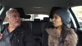 Hye-Won und Herr Krieger im Auto