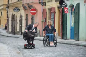 Filmszene �Liebe bringt alles ins Rollen�
