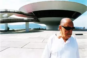 Filmszene �Oscar Niemeyer - Das Leben ist ein Hauch�