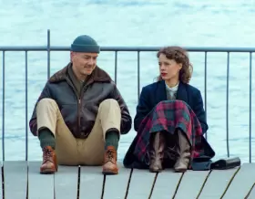 Stiller und Yulika am Wasser (Foto: Studiocanal) Stiller und Yulika am Wasser